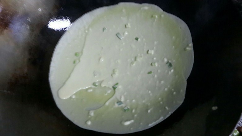 摊咸食,如图,操作。锅烧热擦匀油之后倒入面糊摊成圆形薄饼