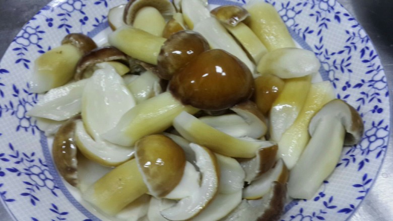 松茸煲老鸡,<a style='color:red;display:inline-block;' href='/shicai/ 2987'>松茸</a>洗净，焯一下水，凉水泡过