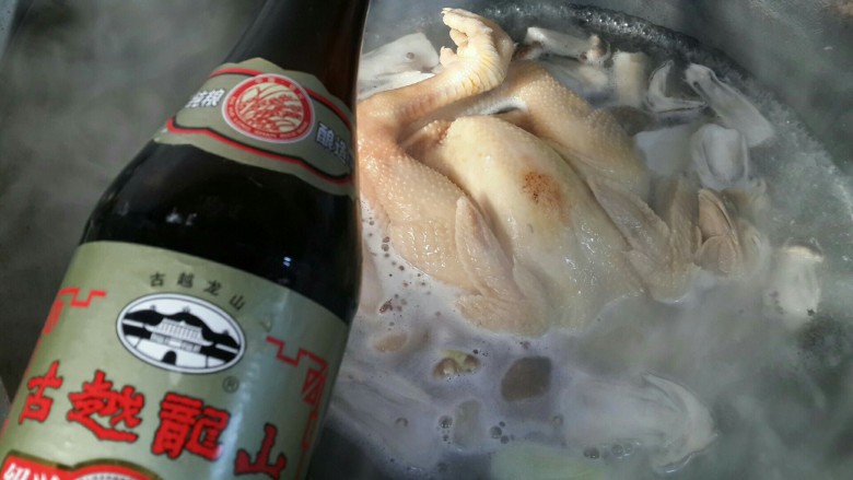 松茸煲老鸡,开盖加<a style='color:red;display:inline-block;' href='/shicai/ 899'>花雕酒</a>盐大火炖10分钟。