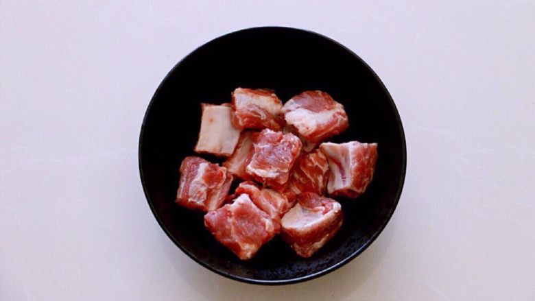 喷香的香菇排骨焖饭,<a style='color:red;display:inline-block;' href='/shicai/ 957'>猪小排</a>洗净后剁成等长的小段,用清水浸泡出血水。