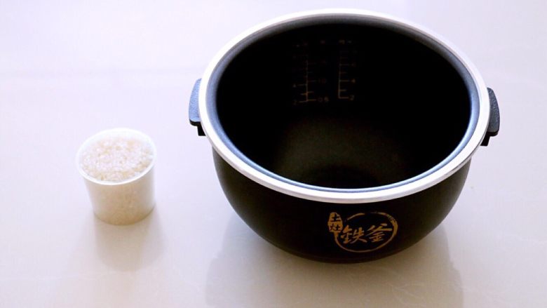 喷香的香菇排骨焖饭,取米,我用了两量杯。这个可以根据实际情况来调整。
