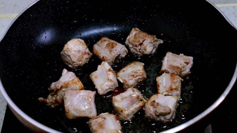 喷香的香菇排骨焖饭,热锅热油,先下排骨中小火煸炒出部分水汽,至焦黄。这样处理的排骨才香,口感也好。