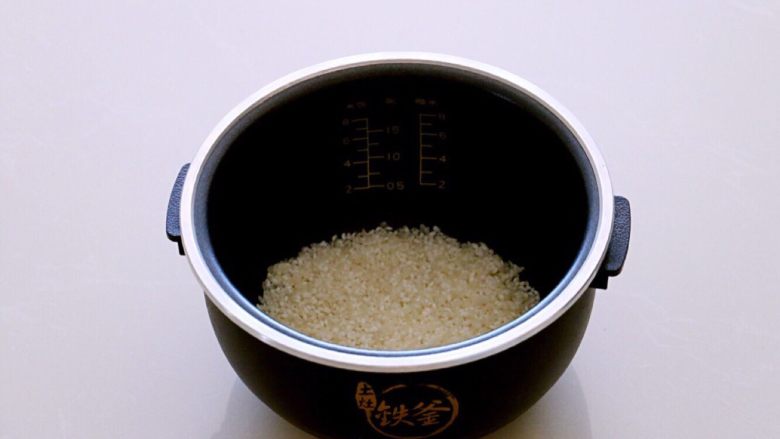 喷香的香菇排骨焖饭,米用清水淘洗两遍,不要超过两遍,防止营养流失。