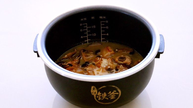 喷香的香菇排骨焖饭,把煮过的排骨连汤一起倒入电饭煲。水量与咱们平时煮饭基本一样,基本在一指稍微多一点。