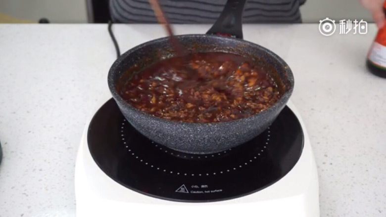 香辣洋葱肉酱,炸致金黄脱水后，加入<a style='color:red;display:inline-block;' href='/shicai/ 46964'>郫县豆瓣酱</a>，搅拌均匀，加入辣鲜酱，再加入<a style='color:red;display:inline-block;' href='/shicai/ 869'>白砂糖</a>拌匀