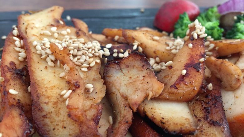 石板鸡胸肉,<a style='color:red;display:inline-block;' href='/shicai/ 101'>鸡胸肉</a>切片，热油锅煎炒