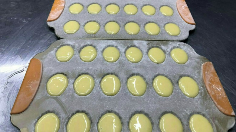 快手甜点——玛德琳(贝壳蛋糕),将面糊取出,装入裱花袋,挤在模具中,八分满即可。