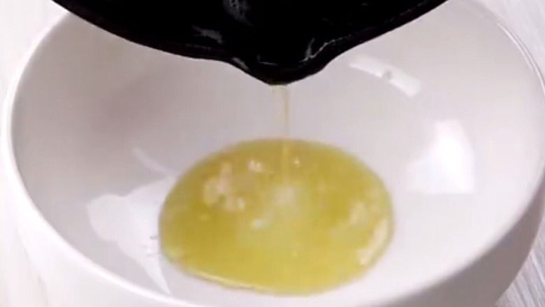 鱼香烘蛋,第一次沥油,翻面防止溅油,蛋液成形即可翻面