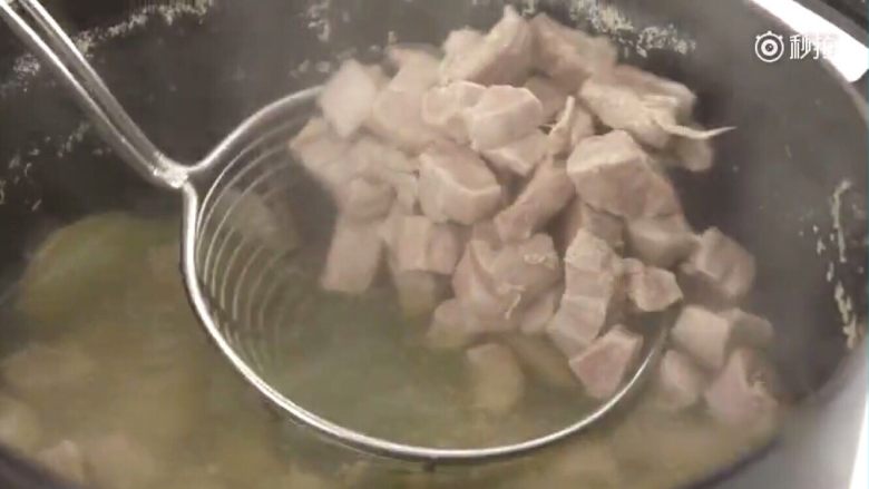 自制肉松,加水炖煮至酥烂，捞出后放凉