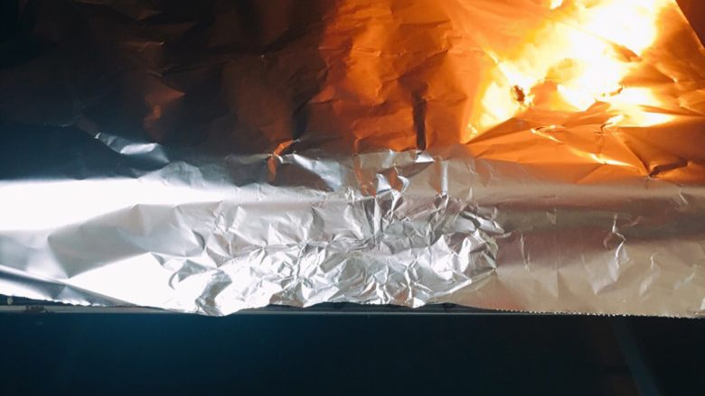 果仁大列巴面包,170度上下火30分钟,中层。第一次做,前十分钟最好看着烤箱,每个牌子烤箱都不一样,大约十分钟,中间就有点上色了,为了防止上色过深,可以加盖锡纸,温度降到160度一直到烤好!