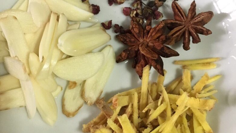香辣可乐鸡翅,准备姜蒜，花椒，和八角