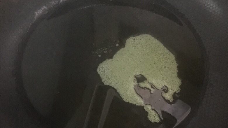 香辣可乐鸡翅,热锅下油