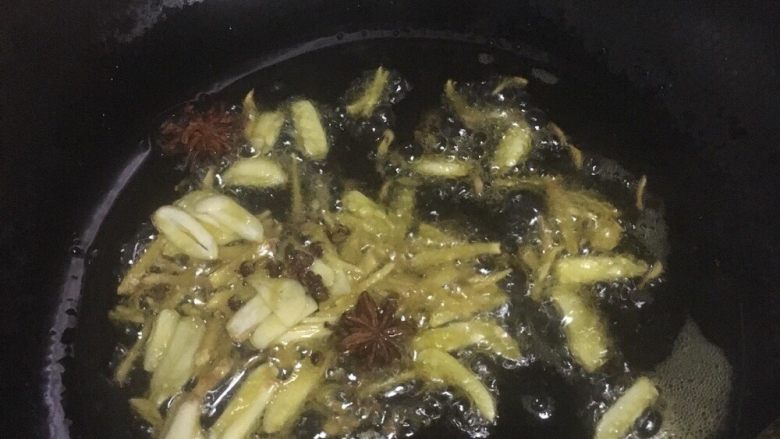 香辣可乐鸡翅,加入准备好的作料，炒出香味
