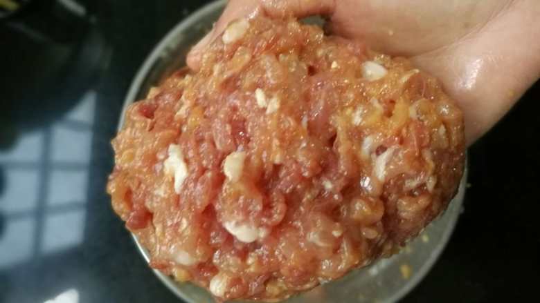 咸蛋蒸肉饼,把肉搅拌均匀后,弄成团,往盘子里摔几次,老妈说这样做蒸出来的肉饼更好吃