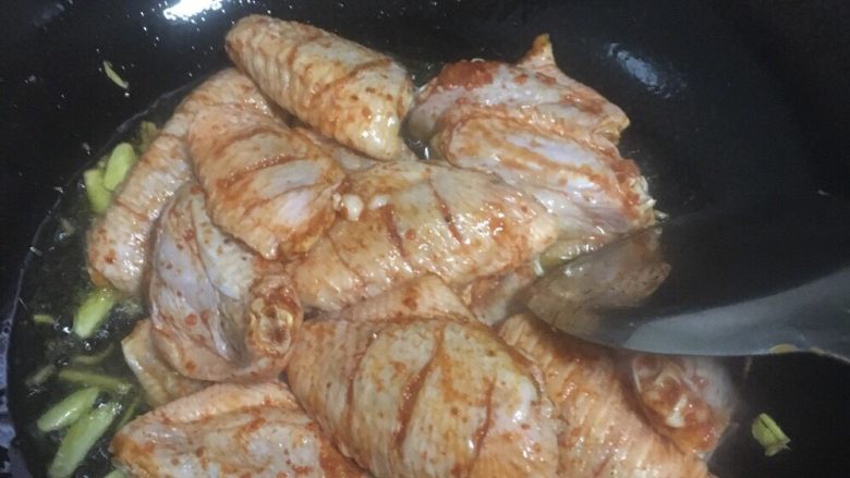 香辣可乐鸡翅,香味炒出后，放入鸡翅