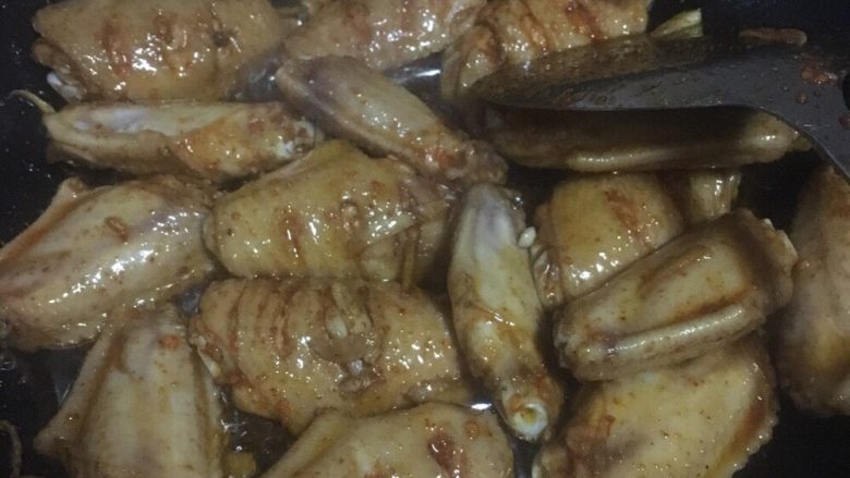 香辣可乐鸡翅,加入酱油炒至微黄