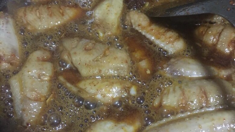 香辣可乐鸡翅,再加入准备好的可乐，大火烧开，小火煮