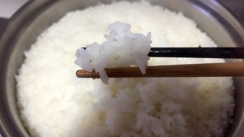 酱香味秋葵寿司(纯素版),大米饭蒸好是粒粒分明,不粘不硬的口感最好吃。