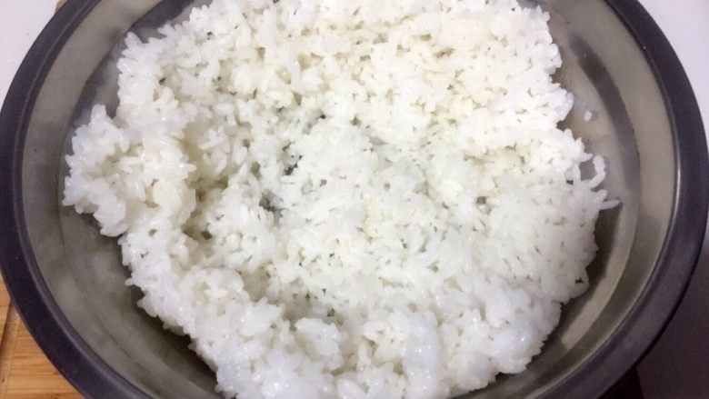 酱香味秋葵寿司(纯素版),米饭打散放入钢盆中薄薄摊开晾凉