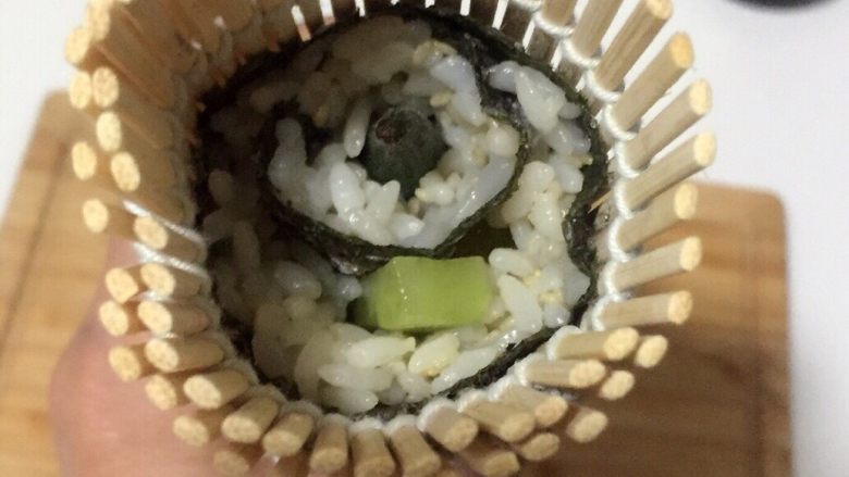 酱香味秋葵寿司(纯素版),最后卷成这样实实紧紧的。