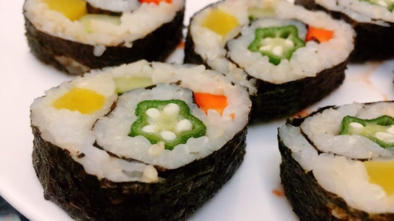 酱香味秋葵寿司(纯素版),大功告成最后装盘,可以蘸着番茄沙司一起吃。