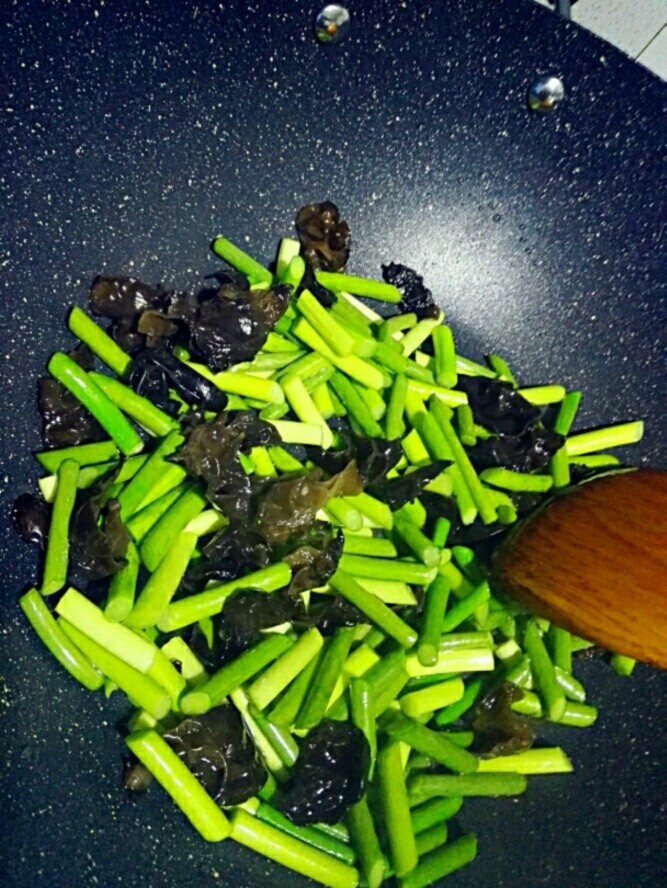 蒜苔木耳炒虾仁+#春意绿#,先放木耳炒然后再放蒜苔,爆炒哦