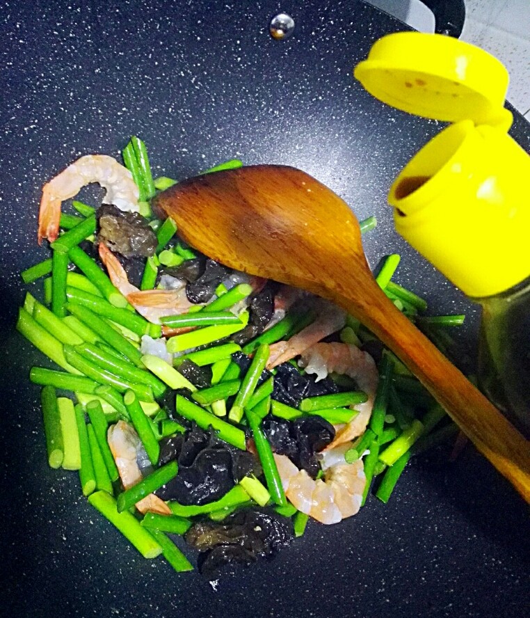 蒜苔木耳炒虾仁+#春意绿#,放佐料,生抽,白糖,蚝油