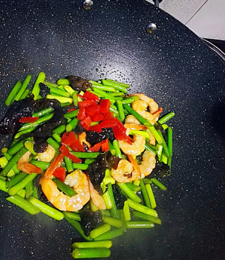 蒜苔木耳炒虾仁+#春意绿#,继续翻炒入味,最后放红椒,就可以起锅了😍😍😍😍😍