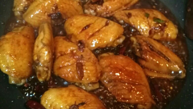可乐鸡翅,加入料酒去腥,醋,糖,生蚝,老抽上色,翻炒均匀