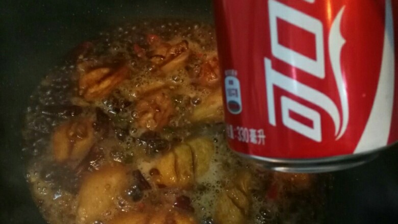 可乐鸡翅,一罐可乐足矣 ,烧开后,小勺舀汤尝尝咸淡 ,淡的话,适量加盐,汤汁快烤干时,关火,不要一点汤没有昂,汤很美味哦