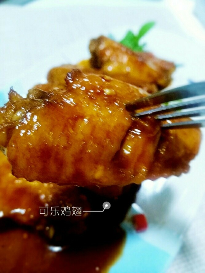 可乐鸡翅,色泽完美,洒点芝麻就可以了