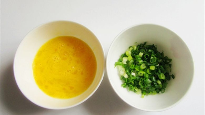 好看的蛋炒饭炼成记,一个<a style='color:red;display:inline-block;' href='/shicai/ 9'>鸡蛋</a>打好搅匀,葱切碎备用