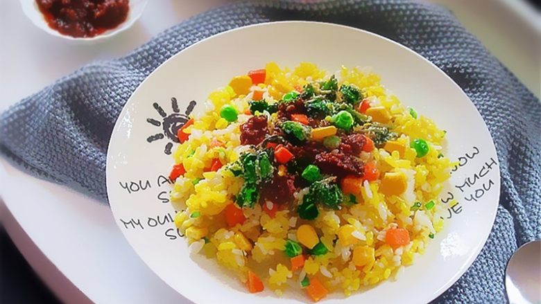 好看的蛋炒饭炼成记,你还可以搭配一些小菜、酱一起食用,味道美美的哦!