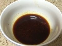 红烧鲳鱼,腌鱼的时候可以调好料汁:把所以调料混合搅匀。