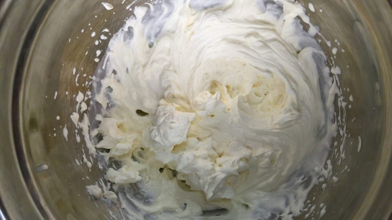豆乳盒子蛋糕,淡奶油加糖粉打至9分硬,即可以裱花的程度。
