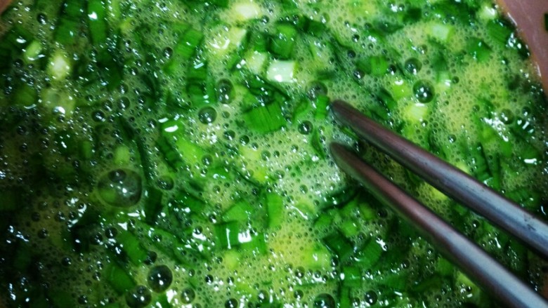 韭菜末炒蛋+#春意绿#,一定要等油热了再搅拌鸡蛋,搅拌好可以加一点点味极鲜酱油提鲜,也可以炒好再加。