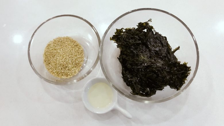 宝宝辅食:拌饭芝麻海苔-12M+,准备好所有食材。