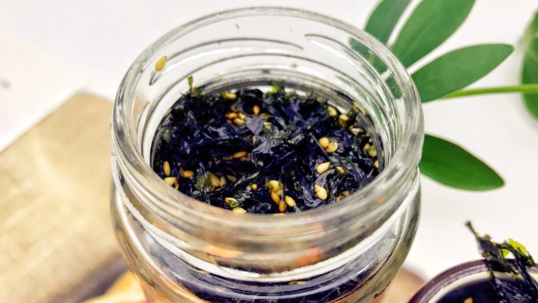 宝宝辅食:拌饭芝麻海苔-12M+,一次可以稍稍多做点,吃不完的放到密封瓶里装好,平时吃饭、吃面的时候都可以给宝宝放一点提鲜。千万别受潮哈,密封保存一周问题不大的。