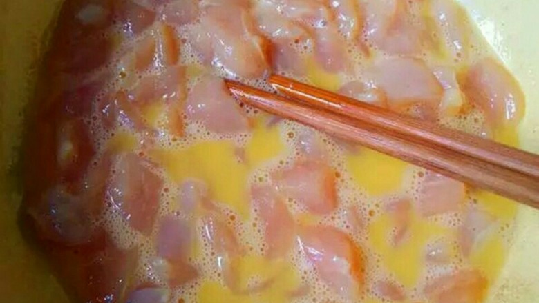 鸡肉裹炒菠萝,<a style='color:red;display:inline-block;' href='/shicai/ 699'>番茄酱</a>加入适量的清水、<a style='color:red;display:inline-block;' href='/shicai/ 788'>生抽</a>混合，搅拌均匀<a style='color:red;display:inline-block;' href='/shicai/ 788'>生抽</a>=4:10:1 。
