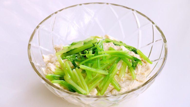 凉拌腐竹#春意绿#,香芹也焯熟,捞出后立即放纯净水中过凉,然后把两者放在大碗里。