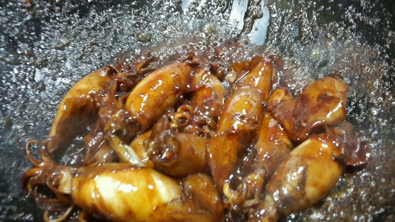 酱煎满籽大籽蜜,轻轻翻炒(注意酱汁变化)