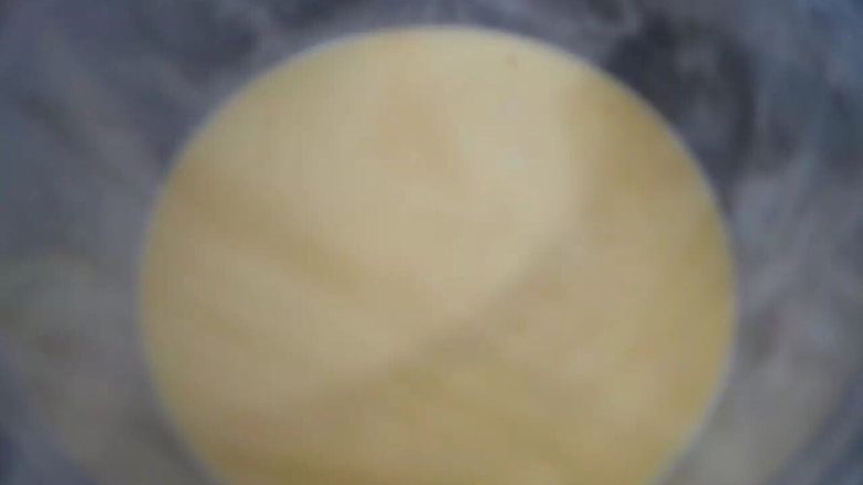 在家轻松做港式蛋挞,保鲜膜封好,放冰箱冷藏1-2小时。