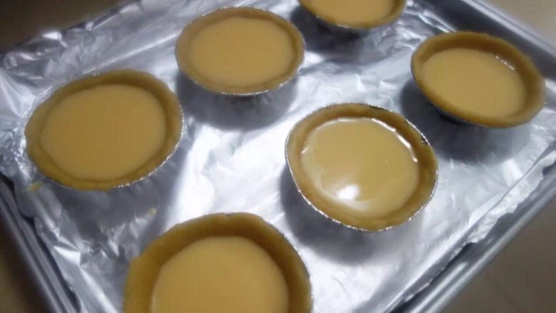 在家轻松做港式蛋挞,蛋液过滤一次后倒入,大概七八分满即可!220度,大概烤18分钟即可!具体时间需要根据实际情况,另外记得烤箱要先预热。