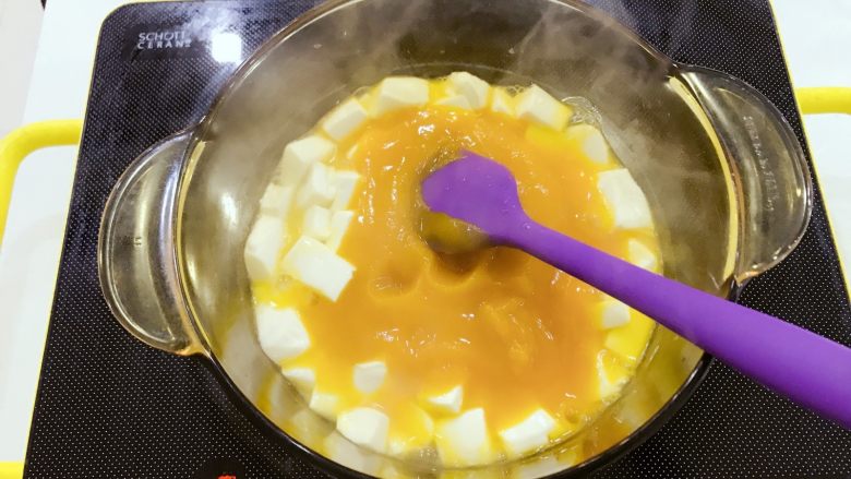 宝宝辅食:南瓜豆腐虾皮煲-8M+,然后把南瓜泥倒入,用勺子轻轻搅拌均匀,期间全部保持小火加热的状态。
》轻轻搅拌可以避免豆腐变很碎,不过弄碎也很好吃的哈。
