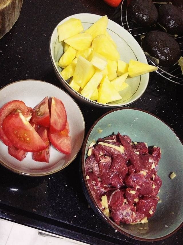菠萝番茄牛肉,将<a style='color:red;display:inline-block;' href='/shicai/ 37'>姜</a>切小块，生粉、盐、油、鸡粉放入<a style='color:red;display:inline-block;' href='/shicai/ 216'>牛肉</a>一起腌制