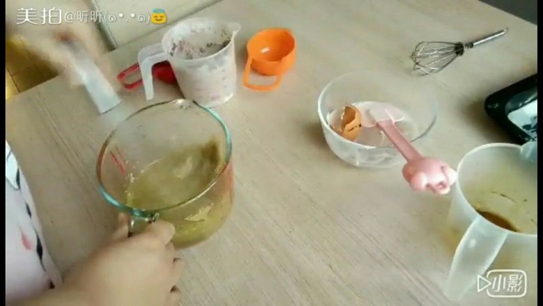 超湿润的巧克力杯子蛋糕🍫,用打蛋器搅打,刚开始搅打的时候会有一些水油分离,但是加入鸡蛋以后慢慢打,他就会乳化。