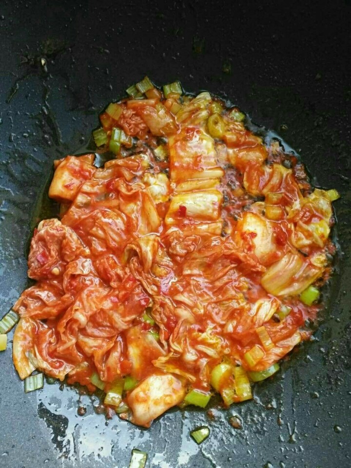 韩国辣白菜炒饭,锅中倒油，烧开放入葱花和辣白菜，炒香后，把准备好的米饭倒进去，炒2-3分钟即可！