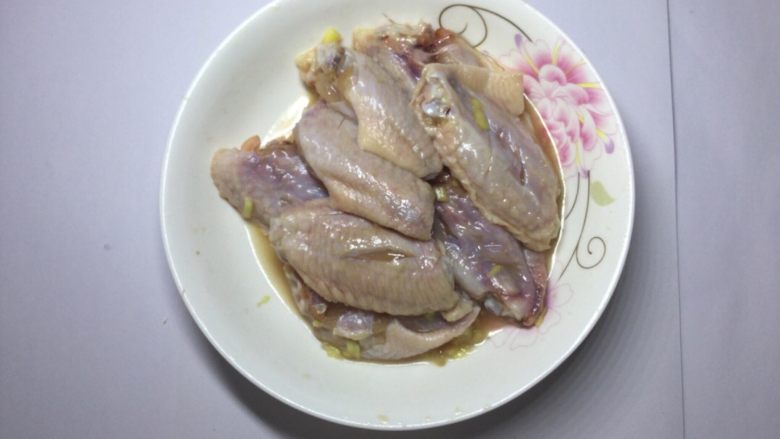 可乐鸡翅,鸡翅抹少量盐，后放入姜，蒜腌制
