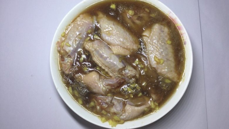 可乐鸡翅,五分钟后加入料酒，<a style='color:red;display:inline-block;' href='/shicai/ 911'>可乐</a>继续腌制20分钟