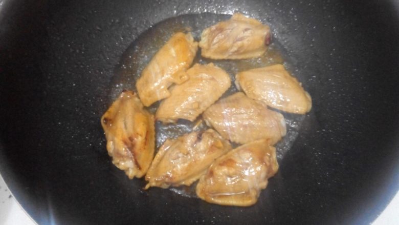 可乐鸡翅,腌制好后，锅里放油，小火煎鸡翅